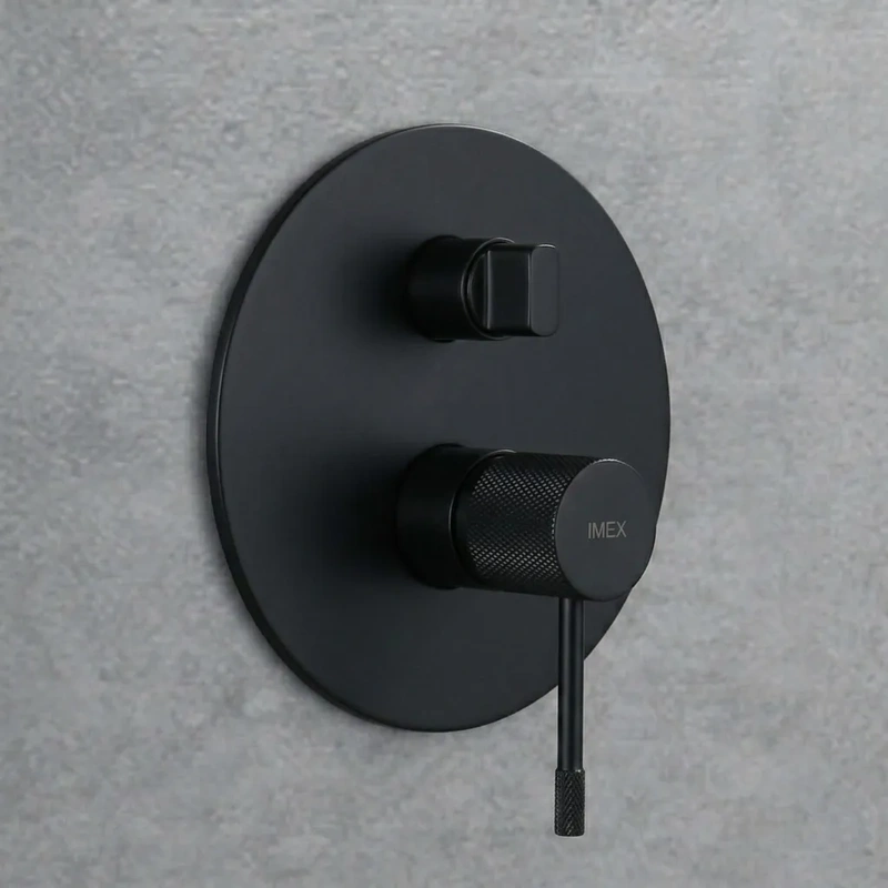 Chuveiro de embutir na parede cor preto mate modelo line